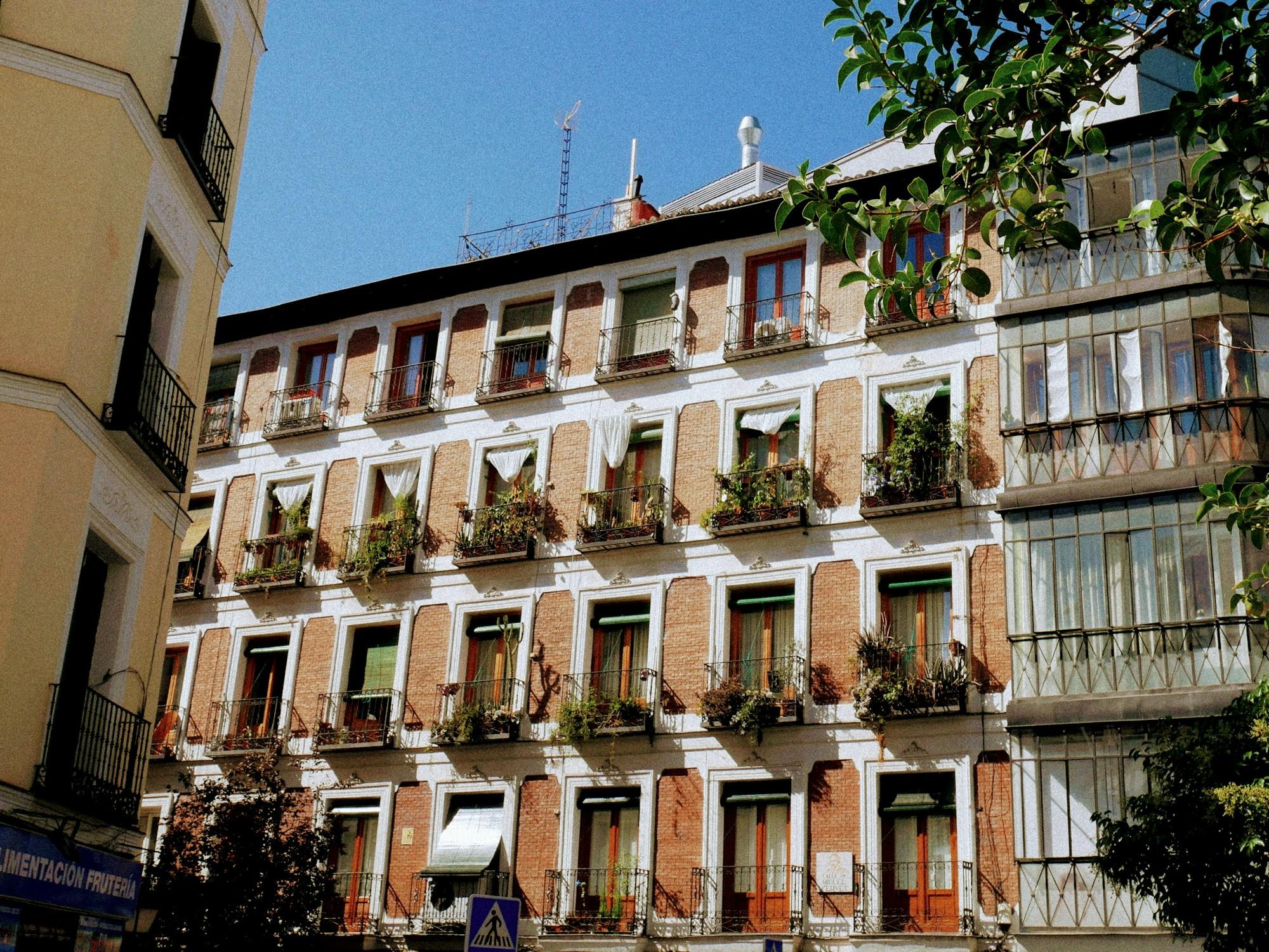 Edificio de viviendas de ladrillo y fachada blanca con balcones